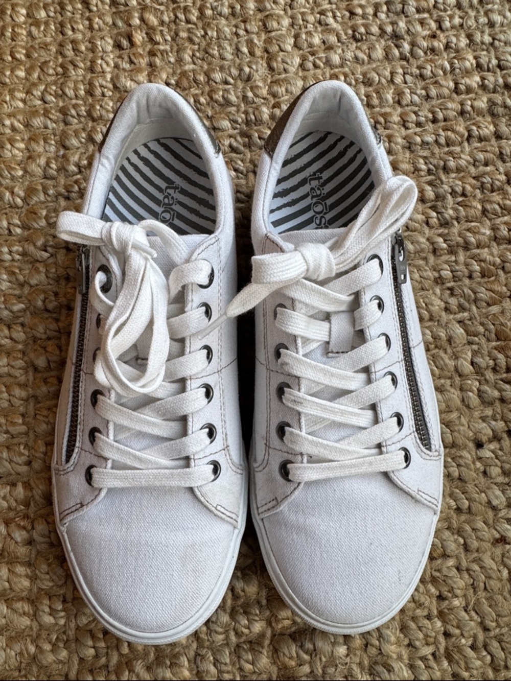 Taos Z Soul canvas sneakers white size 9 Wide